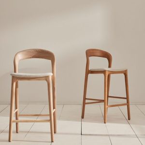 Nordic Curve Bar Stool – Stylish Comfort for Every Space
