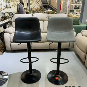 Vibrant Bar Stools in Trendy Colors for Chic Spaces